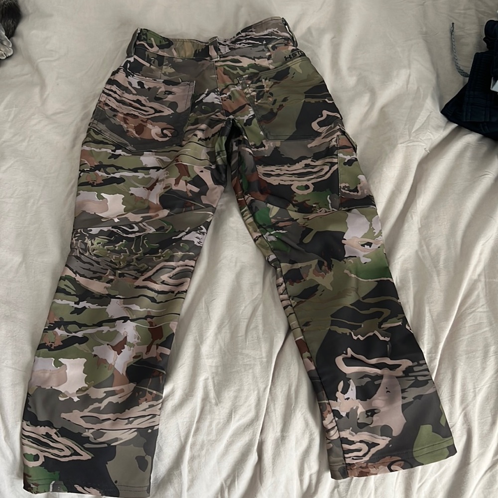 Boys size 6 under armour camo pants. Excellent condition